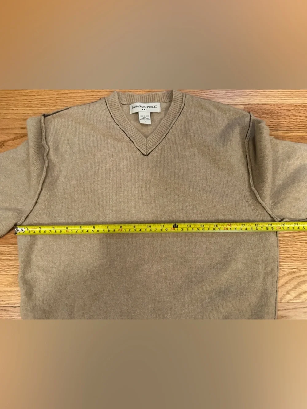Banana Republic 100% Lambswool Sweater Minimalist Mens Med Tan V-Neck Classic